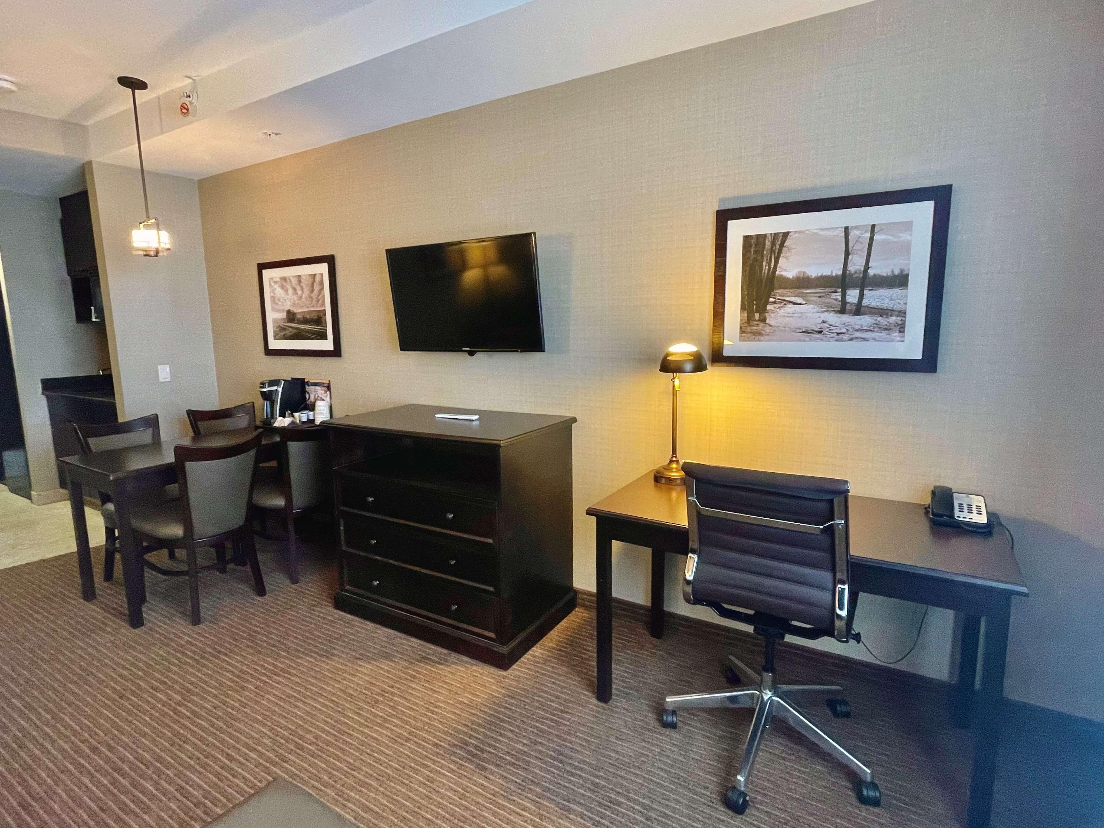 Best Western Plus Okotoks Inn & Suites Экстерьер фото