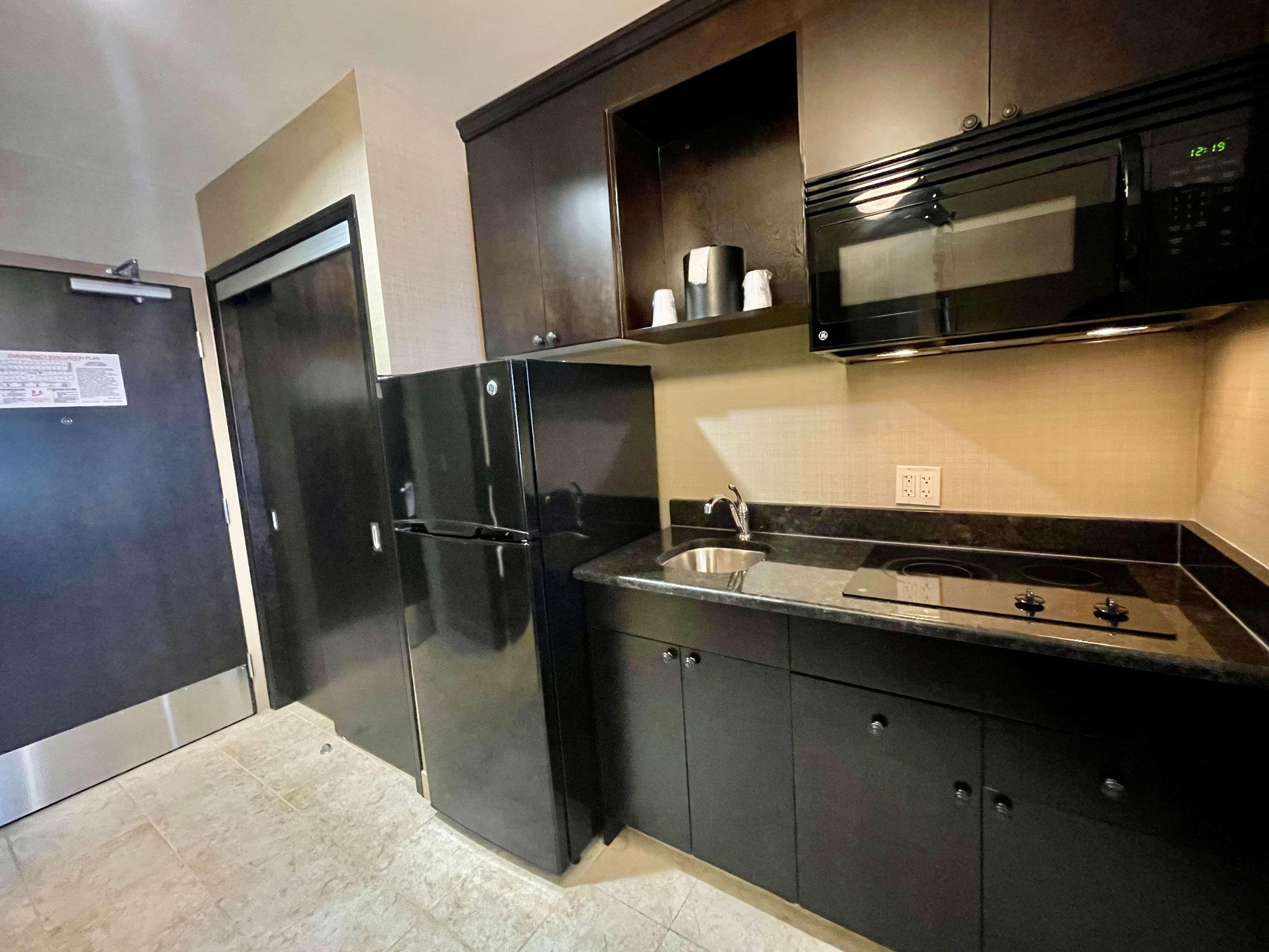 Best Western Plus Okotoks Inn & Suites Экстерьер фото