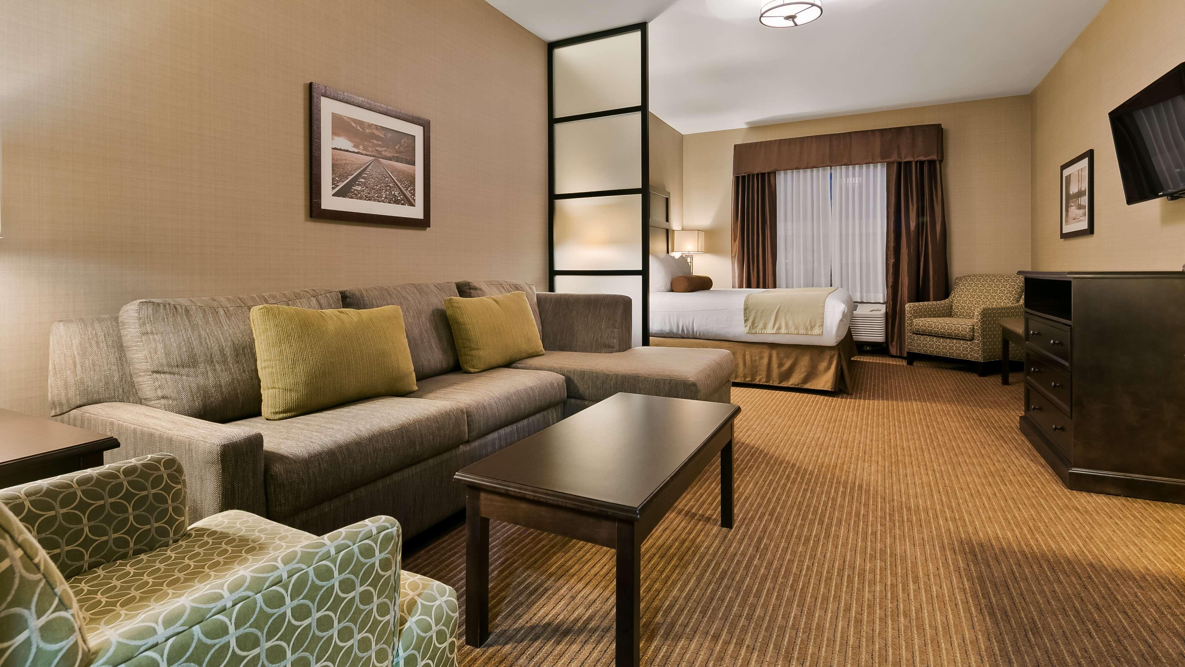 Best Western Plus Okotoks Inn & Suites Экстерьер фото