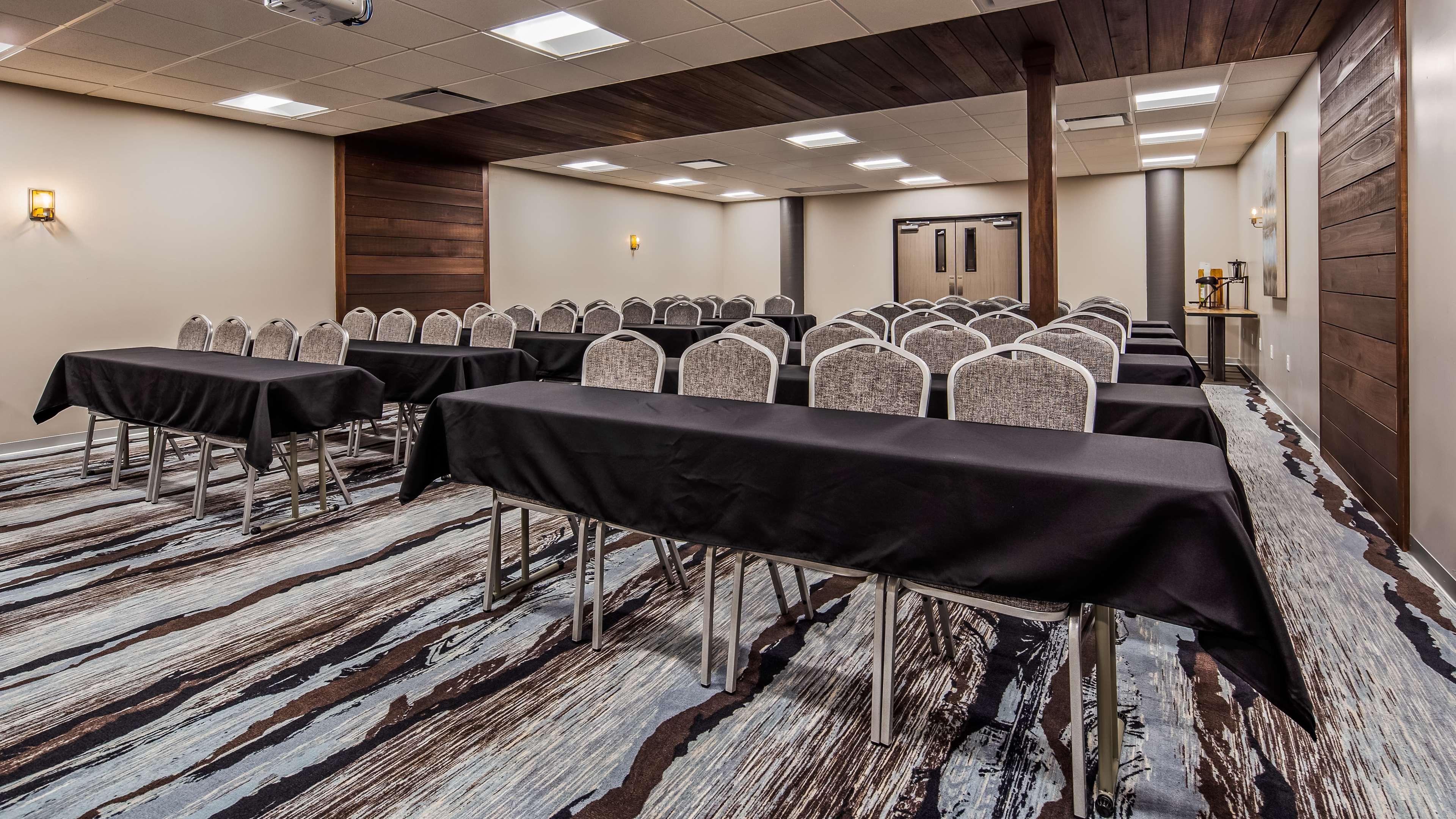 Best Western Plus Okotoks Inn & Suites Экстерьер фото