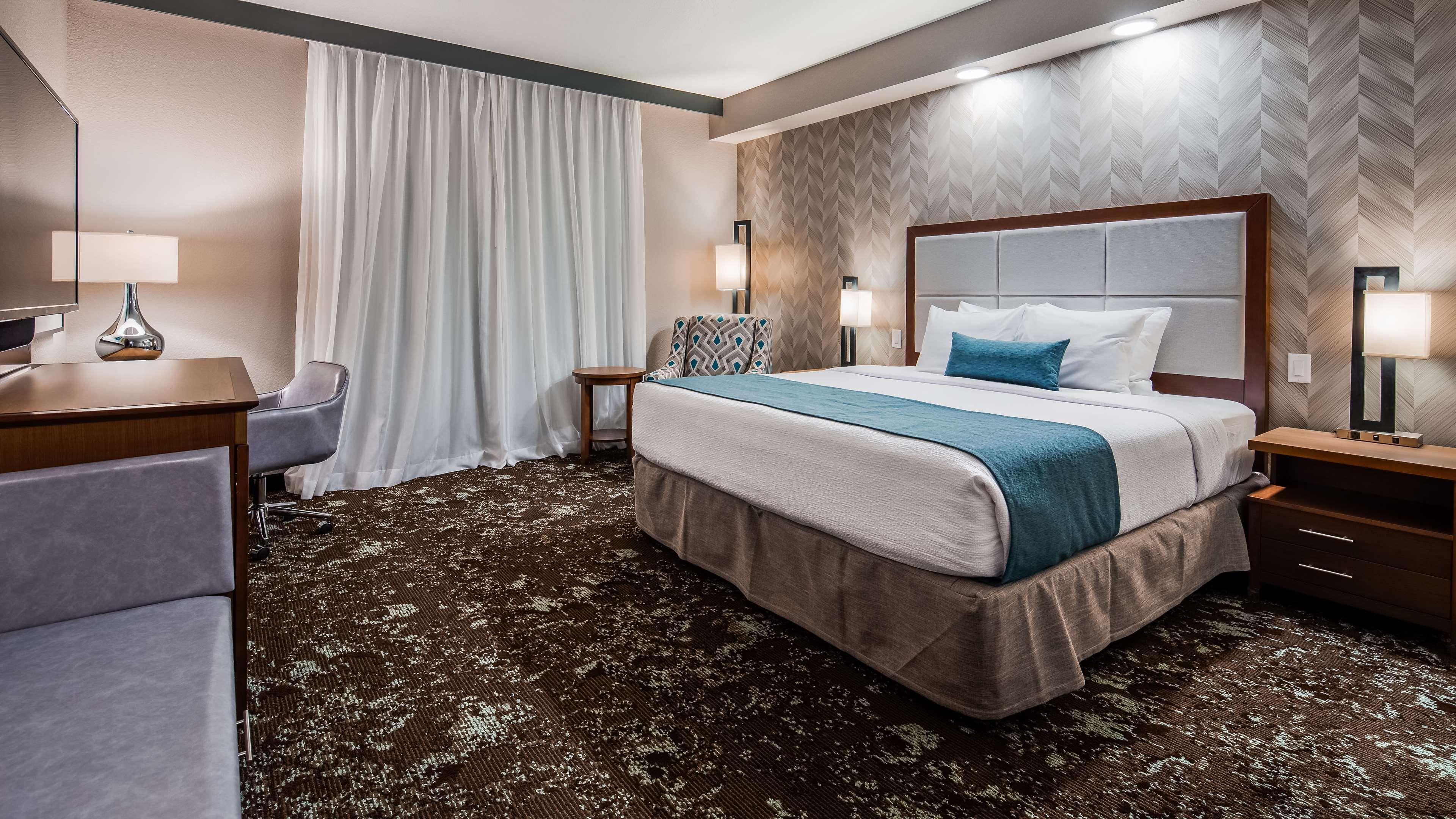 Best Western Plus Okotoks Inn & Suites Экстерьер фото